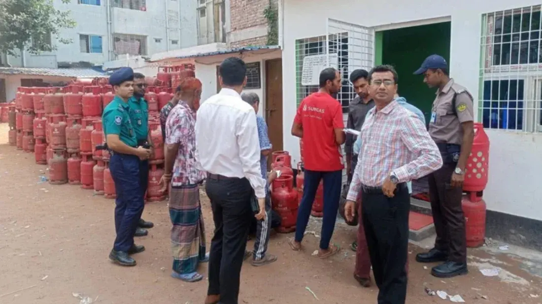 নির্ধারিত দামে গ্যাস সিলিন্ডার বিক্রি নিশ্চিতে ১৬ জেলায় ঝটিকা অভিযান, ৩৯ প্রতিষ্ঠানকে জরিমানা