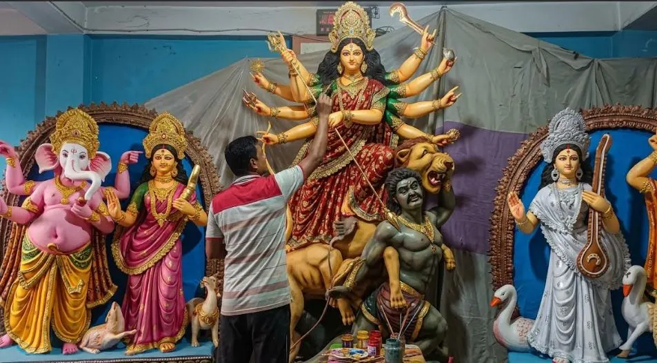 দুর্গাপূজা ঘিরে কয়রায় শেষ মুহূর্তের প্রস্তুতি