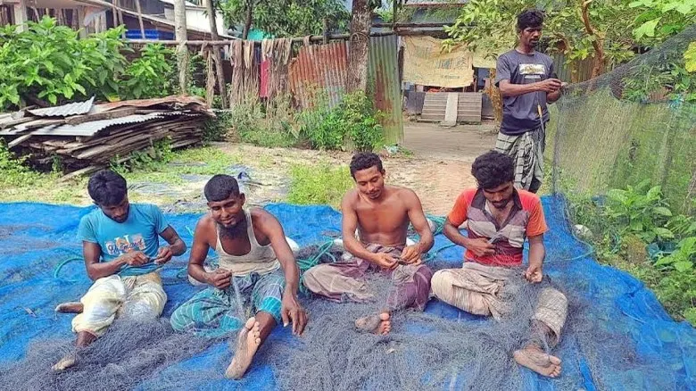 জাল-ট্রলার বিক্রি করেও মেটে না দেনা, নিঃস্ব উপকূলের জেলেরা
