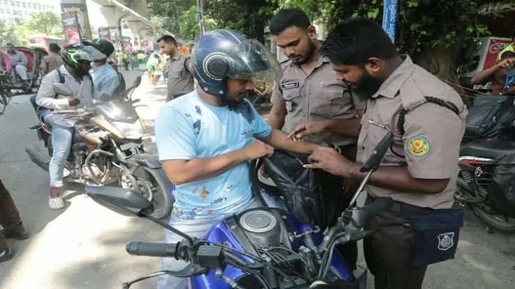 রাজধানীতে ককটেল বিস্ফোরণ, নিরাপত্তায় পুলিশের কঠোর তল্লাশি অভিযান।
