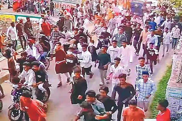কুমিল্লায় ভয়ংকর রূপ নিচ্ছে কিশোর গ্যাং, নিয়ন্ত্রণে বিশেষ অভিযানের দাবি