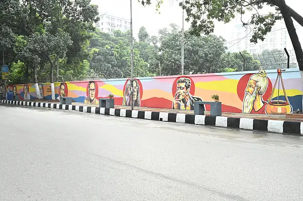 দখলমুক্ত ফুটপাতের দেয়ালে জয়নুল-রবীন্দ্রনাথ-নজরুলসহ বরেণ্য ব্যক্তিত্বরা
