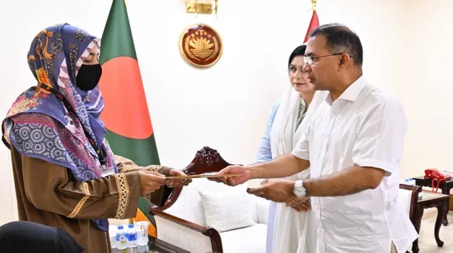 দুই শহীদ সেনার পরিবারের পাশে দাঁড়ালেন প্রধানমন্ত্রী।