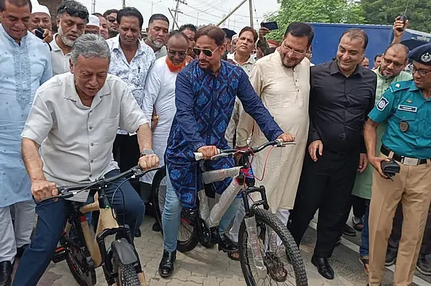 চট্টগ্রামে দেশের প্রথম সাইকেল ট্র্যাক উদ্বোধন করলেন অর্থমন্ত্রী