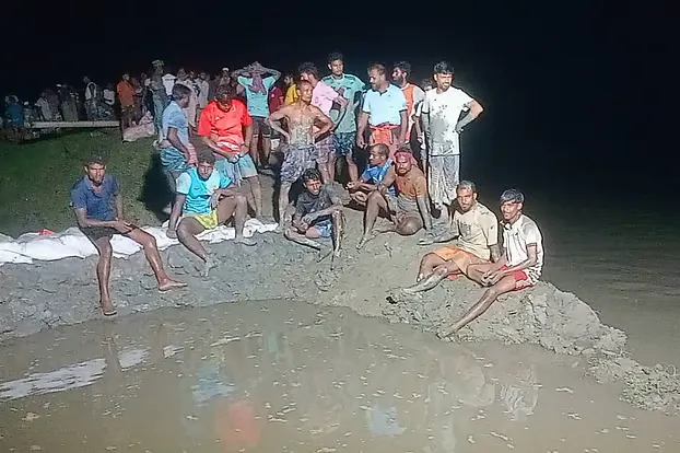 কপোতাক্ষের বেড়িবাঁধে রাতে আবারও ভাঙন, জেনারেটরের আলোয় রিং বাঁধ তৈরি