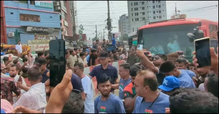 ‘তিনি আমাদের আপনজন, একনজর দেখতে দাঁড়িয়ে আছি সকাল থেকে’