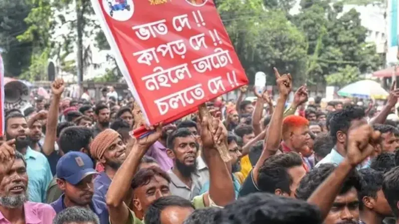 বিদ্যুৎ সংযোগ বিচ্ছিন্ন, প্রেসক্লাবের সামনে অটোরিকশাচালকদের অবরোধ
