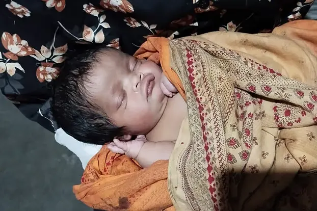 পলিথিনের ব্যাগে নবজাতকের কান্না, ৯৯৯-এ ফোন পেয়ে উদ্ধার