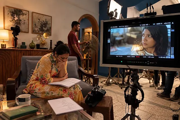 একাই ফিকশন  নির্মাণে মুশফিকা, পাশে স্বামী অমিতাভ রেজা