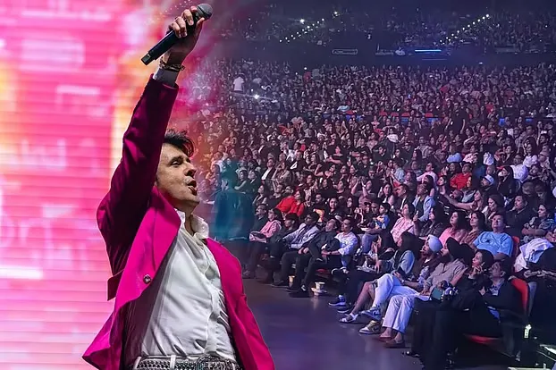 বাইরে শিলাবৃষ্টি, ভেতরে সনু নিগমের সুরের ঝড়
