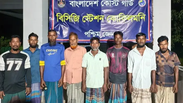 গভীর সমুদ্রে ফিশিং বোটের ইঞ্জিন বিকল, ৮ জেলেকে জীবিত উদ্ধার করল কোস্ট গার্ড