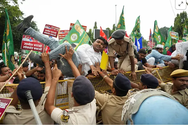 দিল্লিতে হাজার হাজার আটক, ধ্রুব রাঠি ও তেলাপোকাদের ঠেকাতে পুলিশ তৎপর