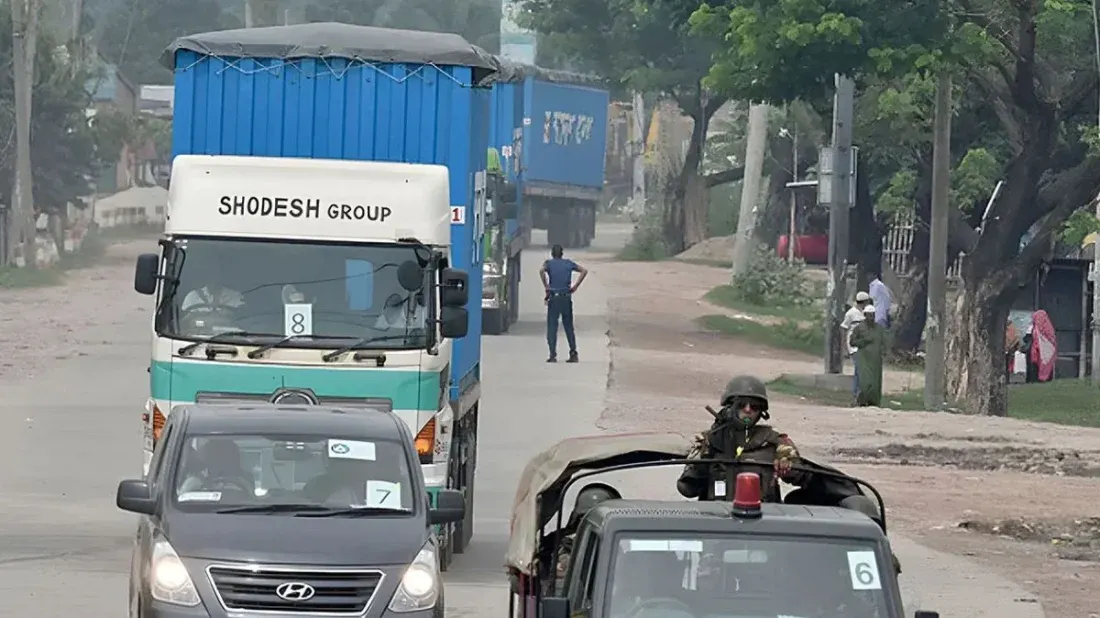 সেনাবাহিনীর কঠোর নিরাপত্তায় বিমানবন্দর থেকে রূপপুরের পথে ইউরেনিয়াম বহনকারী লরিবহর