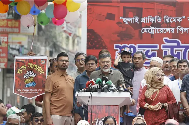 জুলাই আন্দোলনের স্মৃতি তুলে ধরতে মেট্রোর পিলারে গ্রাফিতি আঁকা শুরু
