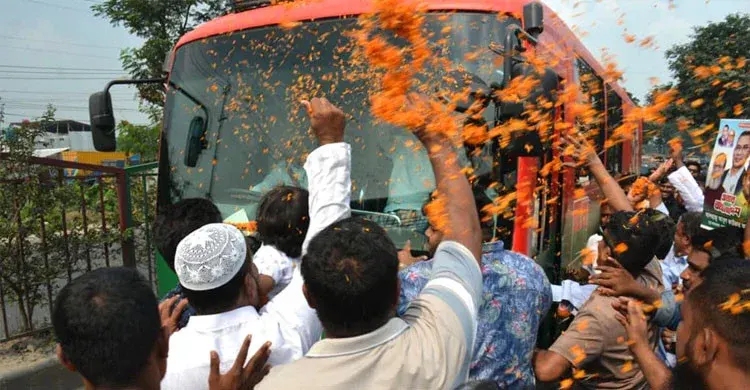 পথে পথে জনতার ফুলেল ভালোবাসায় সিক্ত প্রধানমন্ত্রী
