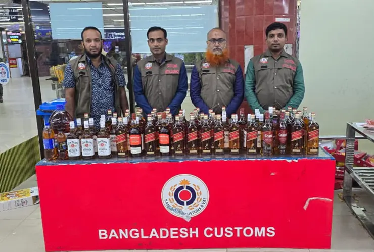 শাহজালালে দুই যাত্রীর ব্যাগে মিলল ৮১.৫০ লিটার বিদেশি মদ