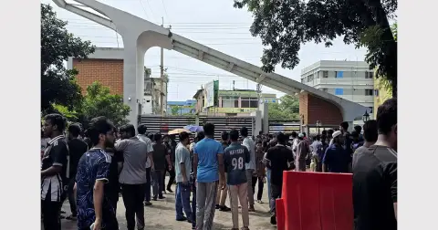 উপাচার্য পুনর্বহালের দাবিতে উত্তাল চুয়েট কমপ্লিট শাটডাউন’, মূল ফটকে তালা