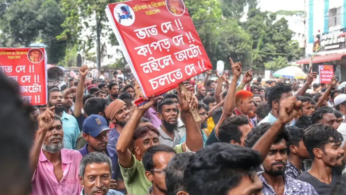 দাবি আদায়ে প্রেস ক্লাবের সামনে অটো চালকদের অবরোধ, রাজধানীতে অটো চলাচল কম