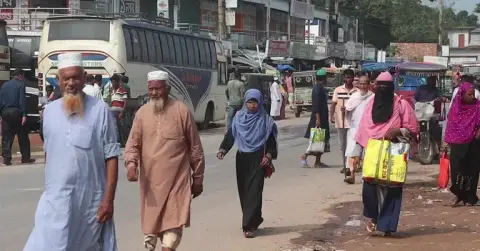 নওগাঁয় দ্বিতীয় দিনেও বাস-অটোরিকশা বন্ধ, চরম দুর্ভোগে যাত্রীরা