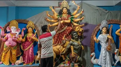 দুর্গাপূজা ঘিরে কয়রায় শেষ মুহূর্তের প্রস্তুতি