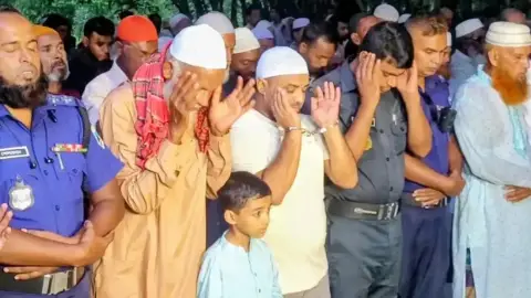 হাতকড়া পরে প্যারোলে মুক্ত হয়ে মায়ের জানাজায় আওয়ামী লীগ নেতা মাশরাফি হিরো