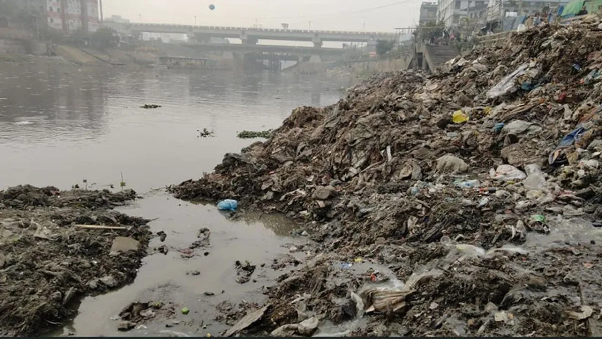 তুরাগের পাড়ে জমা বর্জ্য সরাতে বড় উদ্যোগ, চলছে খাল পরিষ্কার।