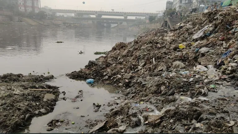তুরাগের পাড়ে জমা বর্জ্য সরাতে বড় উদ্যোগ, চলছে খাল পরিষ্কার।