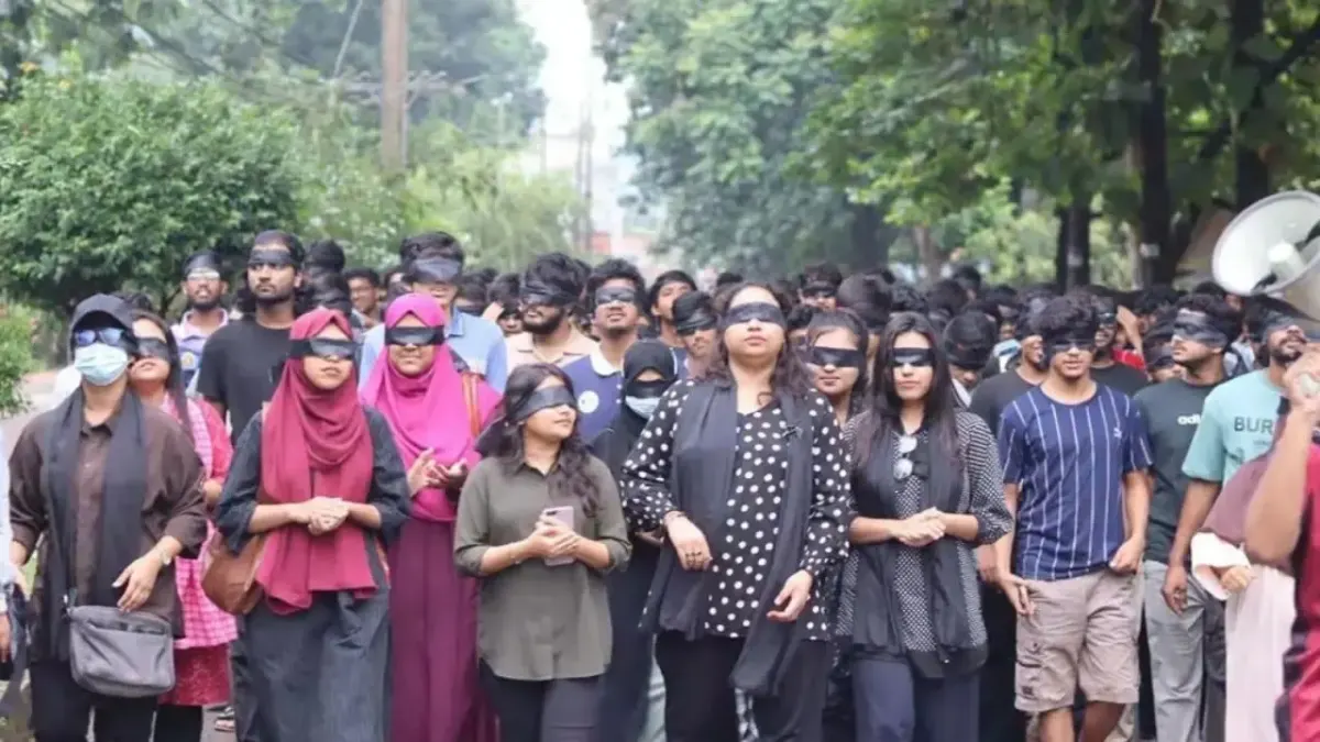 চুয়েটে চোখে কালো কাপড় বেঁধে শিক্ষার্থীদের প্রতিবাদ