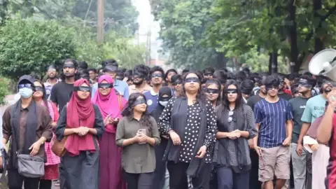 চুয়েটে চোখে কালো কাপড় বেঁধে শিক্ষার্থীদের প্রতিবাদ