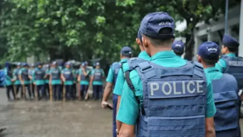 ৭০০ পুলিশ সদস্যের বিরুদ্ধে গ্রেপ্তারি পরোয়ানা