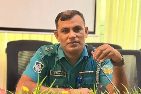 ছিনতাইকারী ধরতে গিয়ে ছুরিকাঘাতে পুলিশ কর্মকর্তা আহত, আটক ২