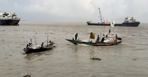 মানিকগঞ্জে নিষেধাজ্ঞার প্রথম দিনেই পদ্মায় মাছ ধরছেন জেলেরা