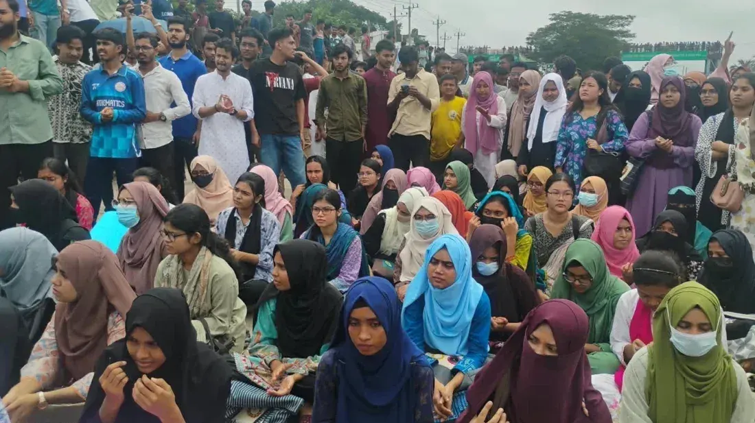 কুবি শিক্ষকপুত্র অপ্রতিম হত্যার প্রতিবাদে মহাসড়ক অবরোধ ও বিক্ষোভে উত্তাল শিক্ষার্থীরা