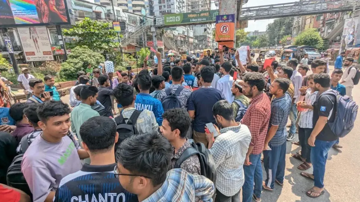 শিক্ষার্থীদের কর্মসূচি ঘিরে সাইন্সল্যাবে পুলিশের সতর্ক অবস্থান