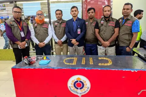 ১৬ কোটি টাকার স্বর্ণ সহ বিমানবন্দরে এমিরেটসের দুই বিমানকর্মী আটক