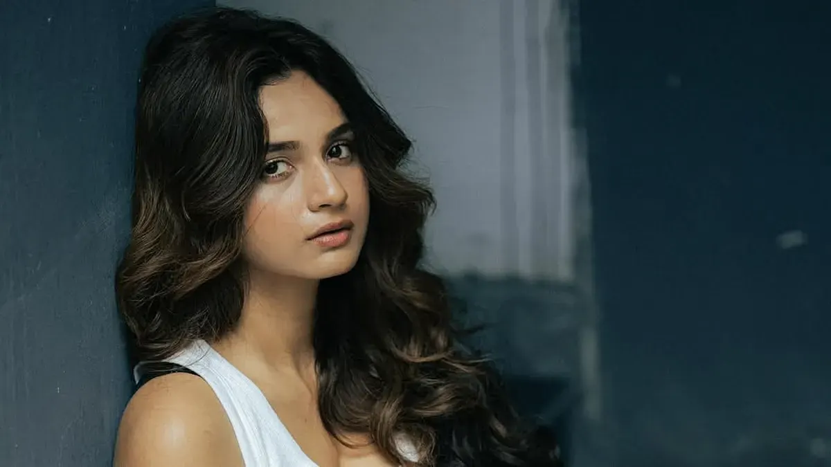 ঘোড়া থেকে ফেলে দেওয়া ও চুম্বন–বিতর্কে বারবার আলোচনায়, কে এই নন্দিনী