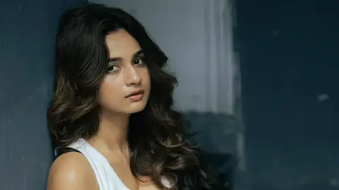 ঘোড়া থেকে ফেলে দেওয়া ও চুম্বন–বিতর্কে বারবার আলোচনায়, কে এই নন্দিনী