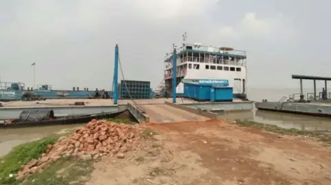 তীব্র স্রোত ও নাব্য সংকটে পদ্মায় ফেরি চলাচল ব্যাহত