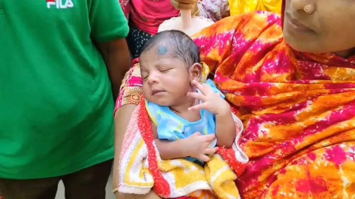 চলন্ত বাসে নবজাতকের জন্ম: শিশুটিকে আজীবন বিনামূল্যে যাতায়াতের ঘোষণা বাস মালিকের
