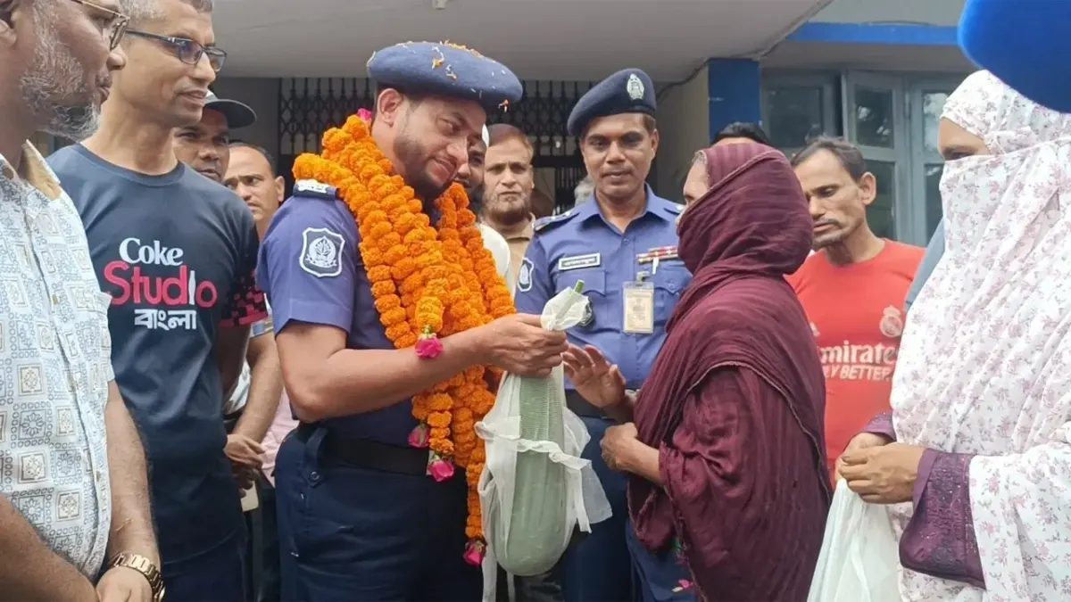 হাঁস-মুরগি লাউ নিয়ে প্রিয় ওসিকে ব্যাতিক্রম ভাবে বিদায় জানালেন