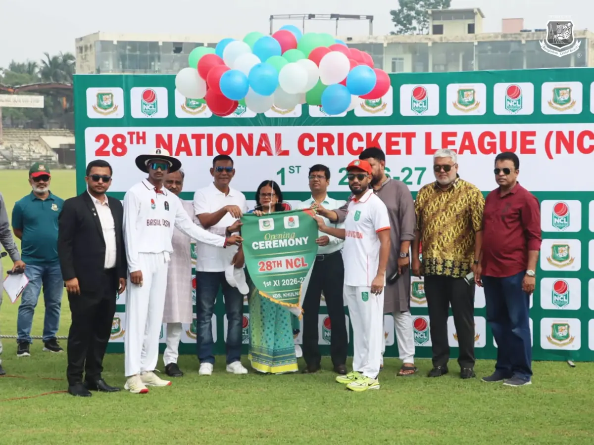 মাঠে ৩২৮ রান, গ্যালারিতে ভালোবাসা - খুলনায় জমজমাট NCL-এর প্রথম দিন