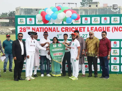 মাঠে ৩২৮ রান, গ্যালারিতে ভালোবাসা - খুলনায় জমজমাট NCL-এর প্রথম দিন