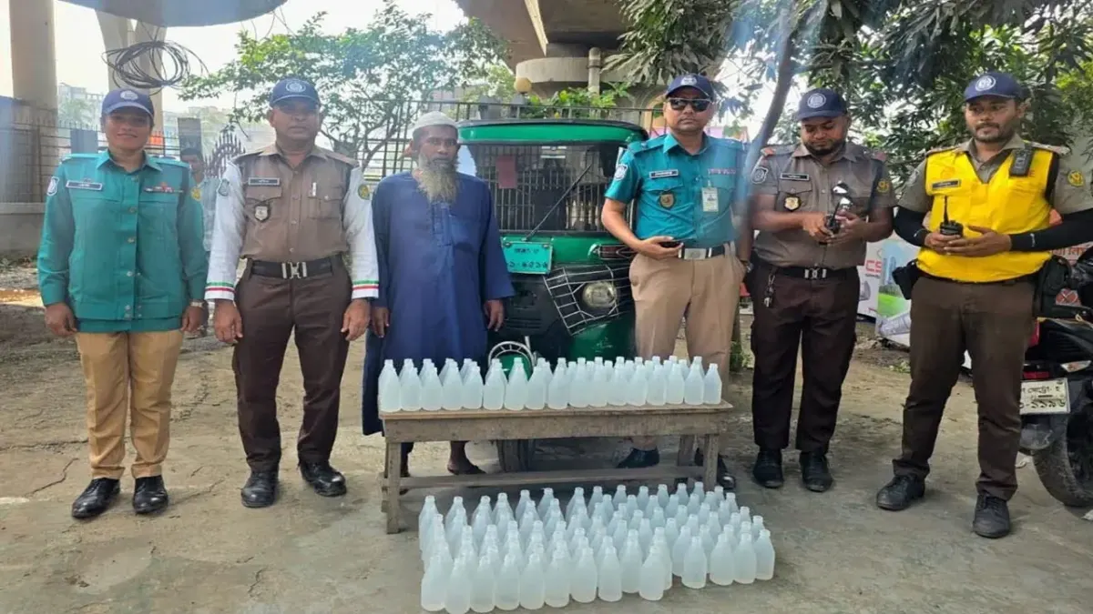 প্রগতি সরণিতে ১৪৪ বোতল বাংলা মদসহ সিএনজিচালক আটক