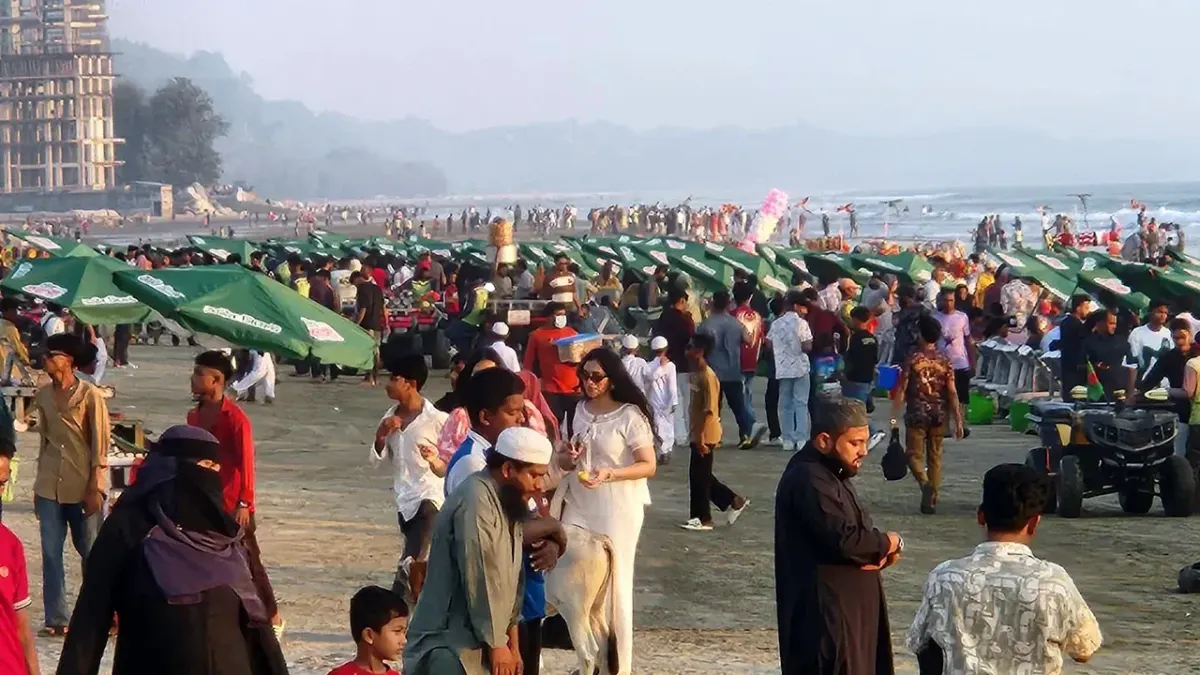 টানা ছুটিতে কক্সবাজারে পর্যটকের ঢল, রিসোর্টে আগুনের পর বাড়তি নজরদারি