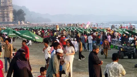 টানা ছুটিতে কক্সবাজারে পর্যটকের ঢল, রিসোর্টে আগুনের পর বাড়তি নজরদারি
