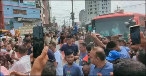 ‘তিনি আমাদের আপনজন, একনজর দেখতে দাঁড়িয়ে আছি সকাল থেকে’