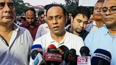 ‘কার্ড বিতরণে কোনো কর্মকর্তা অনিয়ম করলে মামলা’