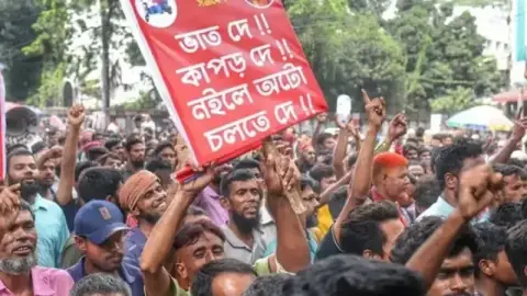 বিদ্যুৎ সংযোগ বিচ্ছিন্ন, প্রেসক্লাবের সামনে অটোরিকশাচালকদের অবরোধ