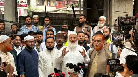 ক্ষুদ্র ব্যবসায়ীদের বিকল্প স্থান নির্ধারণ করে ব্যবসার সুযোগ দিতে হবে