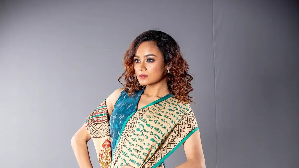 ময়ূর-মাছের নকশায় সাজছে পোশাক